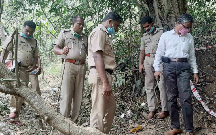 അസ്ഥികൂടം കണ്ടെത്തിയ സ്ഥലത്ത് പോലീസ് സര്‍ജന്റെ നേതൃത്വത്തില്‍ പരിശോധന നടത്തുന്നു