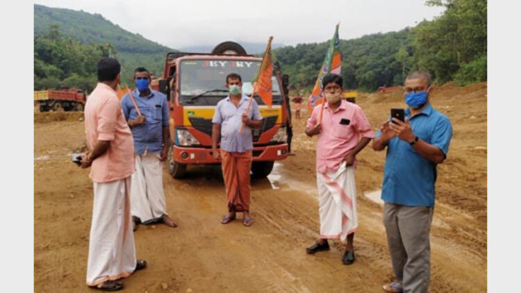 ബാരാപ്പോള്‍ പുഴയില്‍ നിന്നും മണല്‍ കടത്തുന്ന ടിപ്പര്‍ ലോറികള്‍ ബിജെപി മണ്ഡലം പ്രസിഡന്റ് എം.ആര്‍. സുരേഷിന്റെ നേതൃത്വത്തില്‍ തടഞ്ഞിട്ടപ്പോള്‍