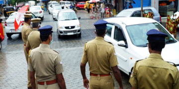 പത്തനംതിട്ട നഗരത്തിൽ വാഹനത്തിരക്ക് നിയന്ത്രിക്കാൻ കൂടുതൽ പോലീസിനെ വിന്യസിച്ചപ്പോൾ