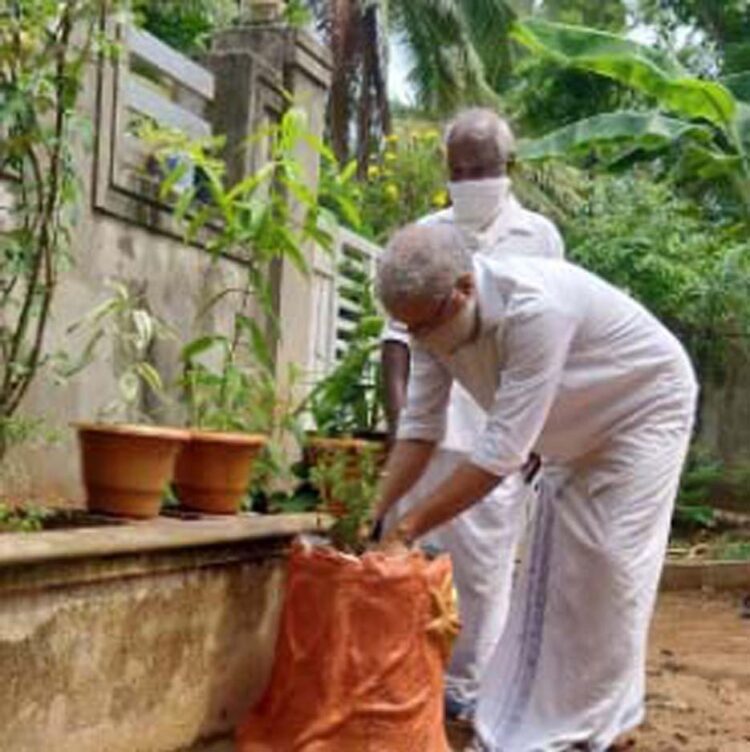 തുളസിതൈ നടുന്നതിന്റെ കോഴിക്കോട് ജില്ലാതല ഉദ്ഘാടനം ബേപ്പൂരില്‍ പര്യാവരണ്‍ പ്രമുഖ് സി.പി.ജി. രാജഗോപാല്‍ നിര്‍വഹിക്കുന്നു