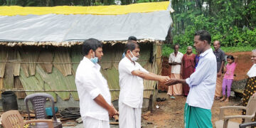 ഒബിസി മോര്‍ച്ച നിയോജക പ്രസിഡന്റ് കെ.സി. സുന്ദരനും ബിജെപിയുടെ പഞ്ചായത്ത് പ്രസിഡന്റ് ജൂബി കുന്നപ്പിള്ളിലും ചേര്‍ന്ന് താല്‍ക്കാലിക വീടിന്റെ താക്കോല്‍ കൈമാറുന്നു