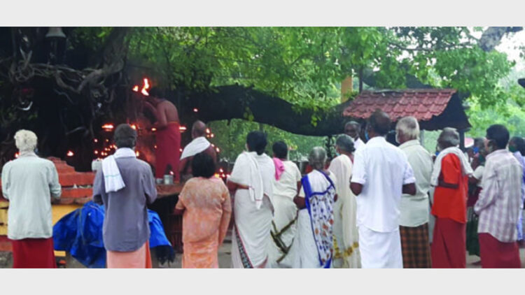 ഓച്ചിറ പരബ്രഹ്മക്ഷേത്രം കഴിഞ്ഞ ദിവസം തുറന്നപ്പോള്‍ നിയന്ത്രണങ്ങള്‍ പാലിക്കാതെ ഭക്തരെ പ്രവേശിപ്പിച്ചിരിക്കുന്നു