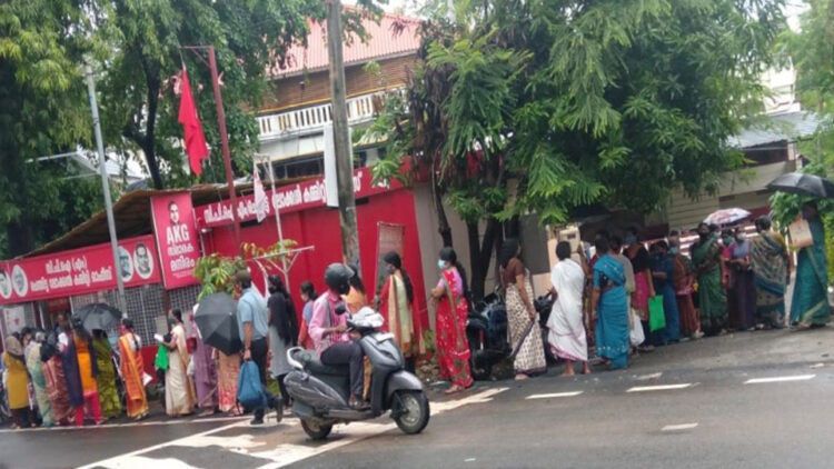 തിരുവനന്തപുരം ചെന്തിട്ട സിപിഎം ഓഫീസിനു മുന്നിലെ ക്യു