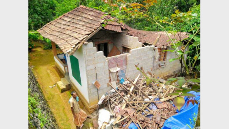 കാറ്റിലും മഴയിലും തകര്‍ന്ന പുത്തന്‍പുരയില്‍ ഔസേഫിന്റെ വീട്