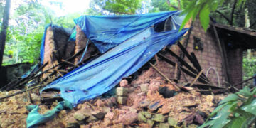 മഴയെത്തുടര്‍ന്ന് തകര്‍ന്ന വീട്