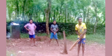 വാളാന്തോട് കോളനിയിലെ കുട്ടികള്‍ ക്രിക്കറ്റ് കളിയില്‍