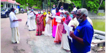 വെളിയം അഞ്ചുമൂര്‍ത്തി ക്ഷേത്രച്ചിറയില്‍ മത്സ്യക്കൃഷി നടത്താനുള്ള നീക്കത്തിനെതിരെ പ്രതിഷേധിക്കുന്ന കേരള ക്ഷേത്രസംരക്ഷണസമിതി പ്രവര്‍ത്തകര്‍