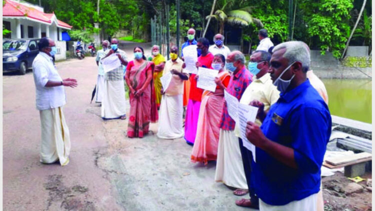 വെളിയം അഞ്ചുമൂര്‍ത്തി ക്ഷേത്രച്ചിറയില്‍ മത്സ്യക്കൃഷി നടത്താനുള്ള നീക്കത്തിനെതിരെ പ്രതിഷേധിക്കുന്ന കേരള ക്ഷേത്രസംരക്ഷണസമിതി പ്രവര്‍ത്തകര്‍