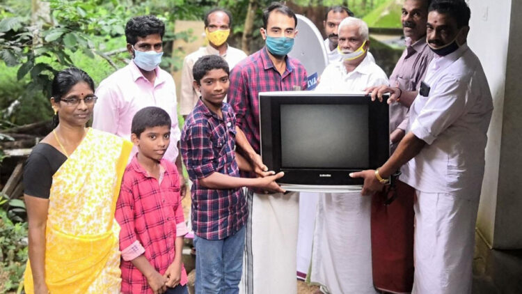 ബിജെപി വിതുര പഞ്ചായത്തിലെ മേമല വാര്‍ഡ് കമ്മറ്റി പഠനസൗകര്യമില്ലാത്ത കുട്ടികള്‍ക്ക് ടിവി നല്‍കുന്നു