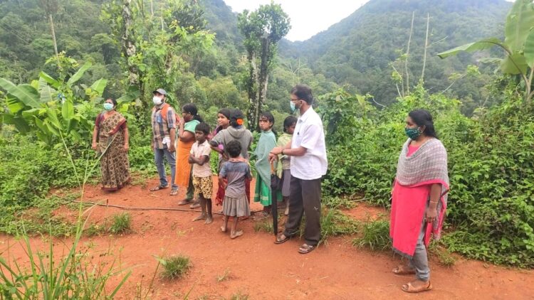 അടിമാലി സര്‍ക്കാര്‍ സ്‌കൂളിലെ അധ്യാപകര്‍ കുടികളില്‍ സന്ദര്‍ശനം നടത്തി വിദ്യാര്‍ത്ഥികളോട് ഓണ്‍ലൈന്‍ പഠന സൗകര്യത്തെക്കുറിച്ച് വിശദീകരണം നടത്തുന്നു