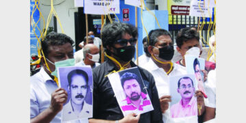 ആത്മഹത്യ ചെയ്ത സൈമണിന്റെ ചിത്രവുമായി കൊല്ലം എസ്ബിഐ ഓഫീസിന് മുന്നില്‍ കശുവണ്ടി വ്യവസായികള്‍ നടത്തിയ പ്രതിഷേധ പരിപാടി