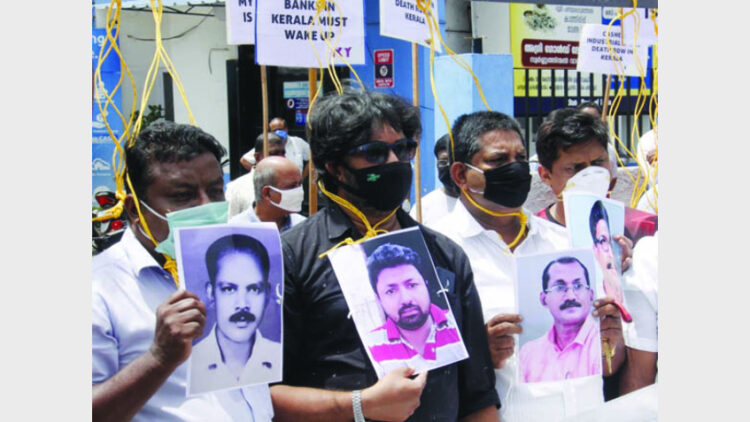 ആത്മഹത്യ ചെയ്ത സൈമണിന്റെ ചിത്രവുമായി കൊല്ലം എസ്ബിഐ ഓഫീസിന് മുന്നില്‍ കശുവണ്ടി വ്യവസായികള്‍ നടത്തിയ പ്രതിഷേധ പരിപാടി