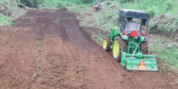 മലയോരത്ത് കൃഷിനിലം ഒരുക്കുന്ന കര്‍ഷകന്‍