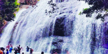 ആനയാടിക്കുത്തില്‍ സഞ്ചാരികള്‍ നിറഞ്ഞ നിലയില്‍