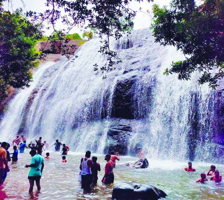 ആനയാടിക്കുത്തില്‍ സഞ്ചാരികള്‍ നിറഞ്ഞ നിലയില്‍