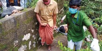 അഞ്ചല്‍ സിഐയുടെ വീട്ടിലേക്ക് മൃതദേഹം കൊണ്ടുപോകുന്നു