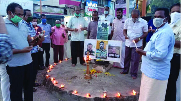 അതിര്‍ത്തിയില്‍ വീരമൃത്യുവരിച്ച ജവാന്മാര്‍ക്കായി അഞ്ചല്‍ പട്ടണത്തില്‍ പൂര്‍വ്വ സൈനിക പരിഷത്തിന്റെ ആഭിമുഖ്യത്തില്‍ നടന്ന ദീപം തെളിയിക്കല്‍