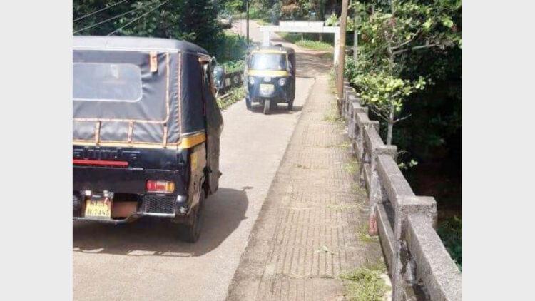 വീതികുറഞ്ഞ കോളപ്ര പാലത്തില്‍ ഒരേ സമയം എത്തിയ ഓട്ടോറിക്ഷകള്‍