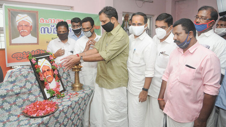 ബിജെപി കോഴിക്കോട് ജില്ലാ കമ്മറ്റി ഓഫീസില്‍ എസ്‌സി മോര്‍ച്ച സംഘടിപ്പിച്ച മഹാത്മാ അയ്യങ്കാളി അനുസ്മരണത്തില്‍ ബിജെപി സംസ്ഥാന പ്രസിഡന്റ് കെ. സുരേന്ദ്രന്‍ അയ്യങ്കാളിയുടെ ചിത്രത്തില്‍ പുഷ്പാര്‍ച്ചന നടത്തുന്നു