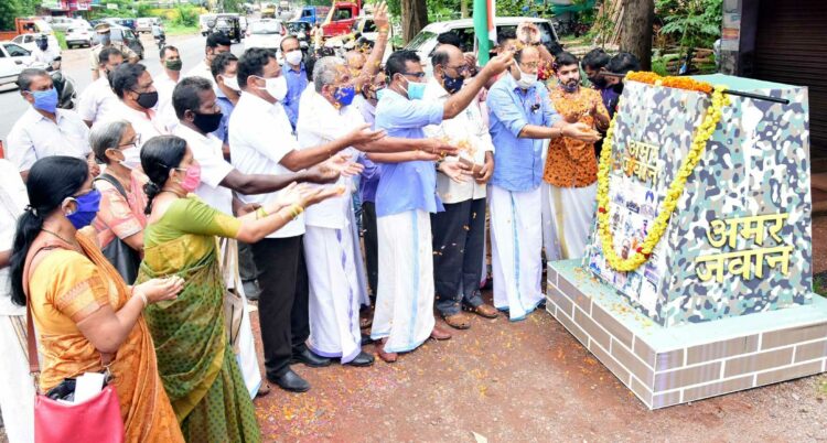 കാസര്‍കോട് നടന്ന പരിപാടിയില്‍ വീര ജവാന്മാര്‍ക്ക് അമര്‍ജവാന്‍ സ്തൂപത്തില്‍ പുഷ്പാര്‍ച്ചന നടത്തുന്നു