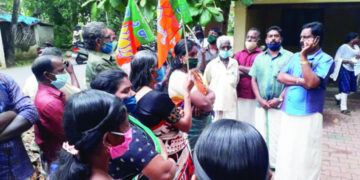 ബിജെപി പടിഞ്ഞാറേകല്ലട പഞ്ചായത്ത് ഓഫീസിന് മുന്നില്‍ നടത്തിയ ധര്‍ണ