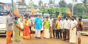 ബിജെപി കുമ്പള പഞ്ചായത്ത് കമ്മറ്റിയുടെ ആഭിമുഖ്യത്തില്‍ വീരമൃത്യുവരിച്ച ഭാരതത്തിന്റെ ധീര ജവാന്‍മാര്‍ക്ക് ആദരാഞ്ജലികളര്‍പ്പിച്ച് നടത്തിയ അനുസ്മരണ ചടങ്ങ്