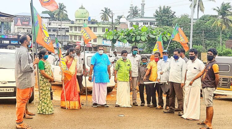 ബിജെപി കുമ്പള പഞ്ചായത്ത് കമ്മറ്റിയുടെ ആഭിമുഖ്യത്തില്‍ വീരമൃത്യുവരിച്ച ഭാരതത്തിന്റെ ധീര ജവാന്‍മാര്‍ക്ക് ആദരാഞ്ജലികളര്‍പ്പിച്ച് നടത്തിയ അനുസ്മരണ ചടങ്ങ്