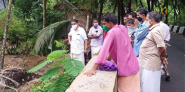 ബിജെപി സംസ്ഥാന സെക്രട്ടറി പി. രഘുനാഥിന്റെ നേതൃത്വത്തിലുള്ള സംഘം കനാല്‍ നവീകരണം നടക്കുന്ന പ്രദേശം സന്ദര്‍ശിക്കുന്നു