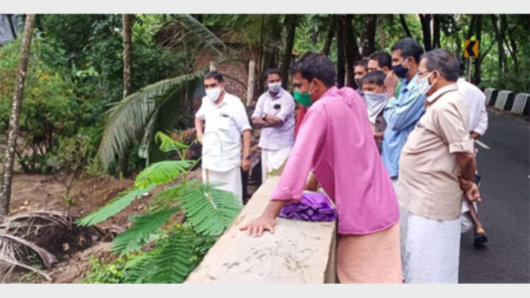 ബിജെപി സംസ്ഥാന സെക്രട്ടറി പി. രഘുനാഥിന്റെ നേതൃത്വത്തിലുള്ള സംഘം കനാല്‍ നവീകരണം നടക്കുന്ന പ്രദേശം സന്ദര്‍ശിക്കുന്നു