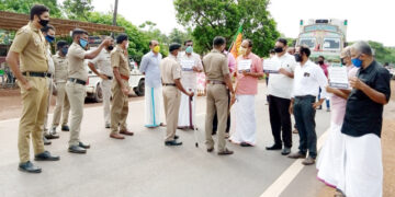 ബിജെപി ജില്ലാ കമ്മറ്റിയുടെ ആഭിമുഖ്യത്തില്‍ തലപ്പാടി അതിര്‍ത്തിയില്‍ നടത്തിയ പ്രതിഷേധ സത്യാഗ്രഹം