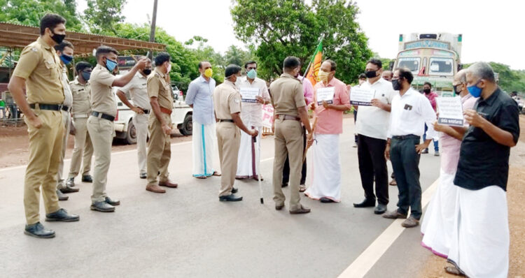 ബിജെപി ജില്ലാ കമ്മറ്റിയുടെ ആഭിമുഖ്യത്തില്‍ തലപ്പാടി അതിര്‍ത്തിയില്‍ നടത്തിയ പ്രതിഷേധ സത്യാഗ്രഹം