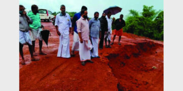 നാഗങ്കോട് കുന്ന് ഇടിച്ച് നിര്‍മ്മാണപ്രവര്‍ത്തനം നടക്കുന്ന സഥലം ബിജെപി ജില്ലാപ്രസിഡന്റ് അഡ്വ. വീ.കെ.സജീവന്റെ നേതൃത്വത്തിലുളള സംഘം സന്ദര്‍ശിക്കുന്നു