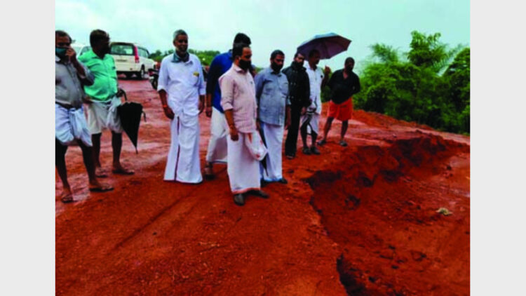 നാഗങ്കോട് കുന്ന് ഇടിച്ച് നിര്‍മ്മാണപ്രവര്‍ത്തനം നടക്കുന്ന സഥലം ബിജെപി ജില്ലാപ്രസിഡന്റ് അഡ്വ. വീ.കെ.സജീവന്റെ നേതൃത്വത്തിലുളള സംഘം സന്ദര്‍ശിക്കുന്നു