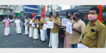 ബിഎംഎസ് പുനലൂര്‍ മുനിസിപ്പല്‍ സമിതിയുടെ നേതൃത്വത്തില്‍ സംഘടിപ്പിച്ച പ്രതിഷേധത്തില്‍ നിന്ന്