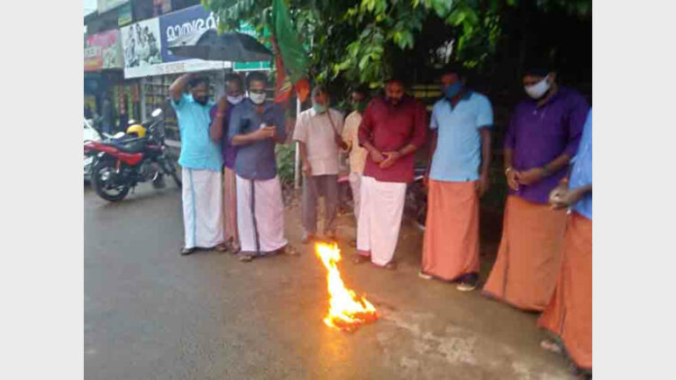 സൈനികരെ കൊലപ്പെടുത്തിയ നടപടിയിൽ  ബി.ജെ.പി പ്രവർത്തകർ നടത്തിയ പ്രതിഷേധം