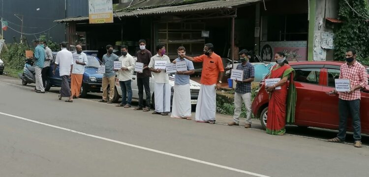 ഡ്രൈവിംഗ് സ്‌കൂള്‍ ഓണേഴ്‌സ് സമിതി മാനന്തവാടി റീജിണ്യല്‍ ആര്‍ ടി ഒ ഓഫീസിന് മുമ്പില്‍ നടത്തിയ യാചനാ സമരം വി കെ തുളസീദാസ് ഉദ്ഘാടനം ചെയ്യുന്നു.