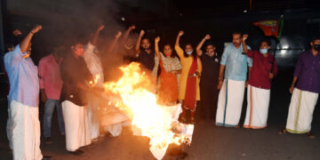 യുവമോര്‍ച്ച സെക്രട്ടേറിയറ്റിന് മുന്നില്‍ റോഡ് ഉപരോധിച്ചു