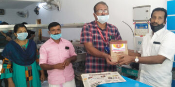 ക്വാറന്റൈനില്‍ കഴിയുന്നവര്‍ക്ക് ഹോട്ടല്‍ ഉടമ കെ. സുബൈര്‍ സൗജന്യമായി നല്‍കുന്ന മീന്‍ കറികള്‍ പഞ്ചായത്ത് സെക്രട്ടറി ഏറ്റുവാങ്ങുന്നു