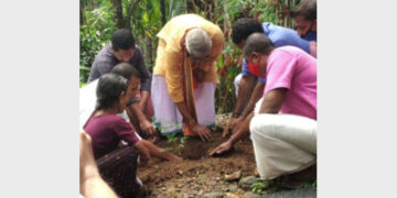 ആര്‍എസ്എസ് പ്രാന്തകാര്യവാഹ് പി. ഗോപാലന്‍കുട്ടി മാസ്റ്റര്‍ ചെങ്ങോട്മലയില്‍ വൃക്ഷത്തൈ നടുന്നു.