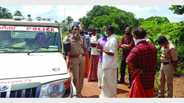 ഹിന്ദുഐക്യവേദി നേതാക്കള്‍ പ്രതിഷേധിക്കുന്നു