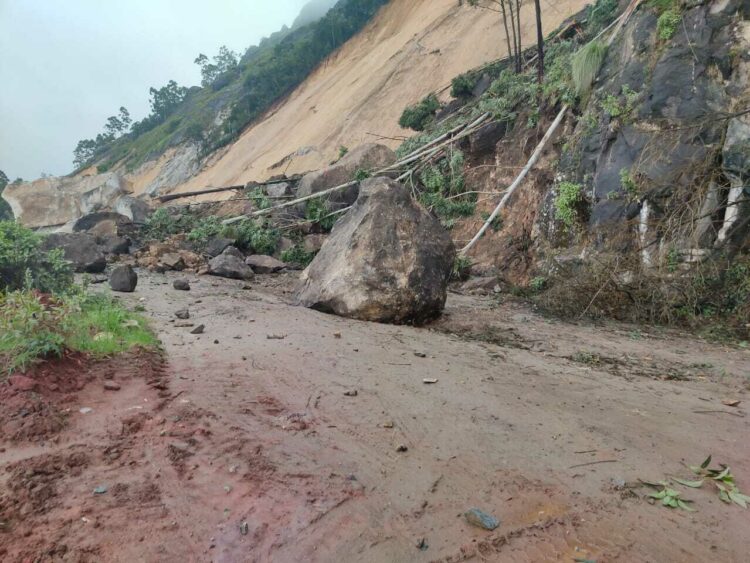 ദേവികുളം ഗ്യാപ്പ് റോഡിൽ മലയിൽകള്ളൻ ഗുഹയ്ക്ക് സമീപമുണ്ടായ വൻ മലയിടിച്ചിൽ