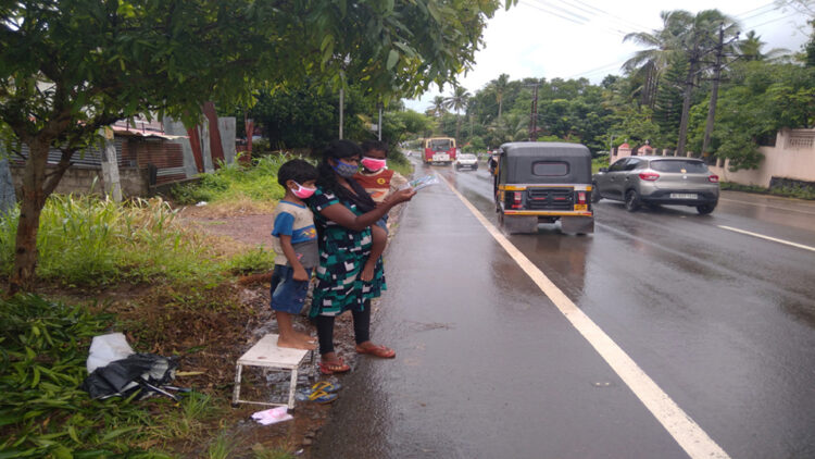 വിശപ്പാണ് വലുത്... സരസ്വതി മക്കള്‍ക്കൊപ്പം തുരുത്തിയ്ക്ക് സമീപം ലോട്ടറി കച്ചവടം നടത്തുന്നു