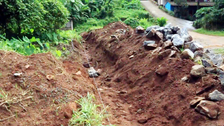 കമ്പിളികണ്ടത് സ്ഥിതിചെയ്യുന്ന മിനി സ്റ്റേഡിയത്തിന്റെ സംരക്ഷണ ഭിത്തി പൊളിച്ചപ്പോള്‍