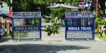 കണ്ടയ്‌മെന്റ് സോണായി പ്രഖ്യപിച്ചതിനെ തുടര്‍ന്ന് മുണ്ടക്കല്‍ ഭാഗത്തെ റോഡ് പോലീസ് അടച്ചിരിക്കുന്നു