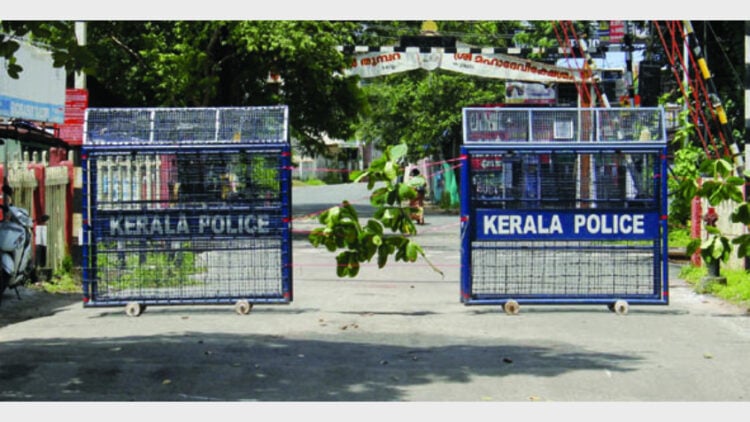 കണ്ടയ്‌മെന്റ് സോണായി പ്രഖ്യപിച്ചതിനെ തുടര്‍ന്ന് മുണ്ടക്കല്‍ ഭാഗത്തെ റോഡ് പോലീസ് അടച്ചിരിക്കുന്നു