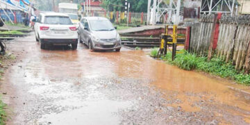 ഗതാഗതം ദുസ്സഹമായ പാലക്കുന്നിലെ റെയില്‍വേ ഗേറ്റിനടുത്തുള്ള ഭാഗം