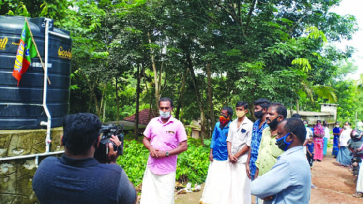 പാലക്കുഴി അംബേദ്കര്‍ കോളനിയില്‍ പട്ടികജാതി മോര്‍ച്ചയുടെ പ്രതിഷേധം കൈതക്കോട് സുരേഷ് ഉദ്ഘാടനം ചെയ്യുന്നു