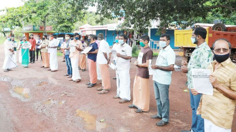 കാസര്‍കോട് ജില്ലയില്‍ എയിംസ് അനുവദിക്കണമെന്ന് ആവശ്യപ്പെട്ട് കോട്ടപ്പാറ പൗരാവലിയുടെ നേതൃത്വത്തില്‍ നടന്ന ഐക്യദാര്‍ഢ്യ സദസ്സ് മടിക്കൈ പഞ്ചായത്ത് അംഗം ബിജി ബാബു ഉദ്ഘാടനം ചെയ്യുന്നു