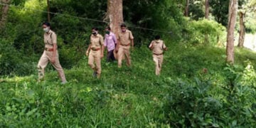 വന്യ മൃഗവേട്ട തടയുതിനായി രൂപീകരിച്ച പ്രത്യേക സ്‌ക്വാഡ് പുൽപ്പള്ളി മേഖലയിലെ വനാതിർത്തിയിൽ പരിശോധന നടത്തുന്നു