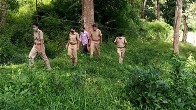 വന്യ മൃഗവേട്ട തടയുതിനായി രൂപീകരിച്ച പ്രത്യേക സ്‌ക്വാഡ് പുൽപ്പള്ളി മേഖലയിലെ വനാതിർത്തിയിൽ പരിശോധന നടത്തുന്നു